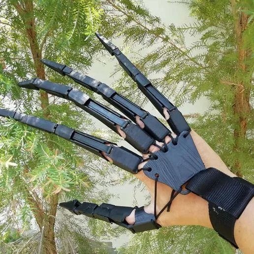 Articulated Finger Extensions Pair with Clawed Digits for Halloween Costumes
