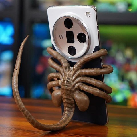 Creature Phone Holder with Poseable Legs and Adjustable Tail Grip All Vera Mart